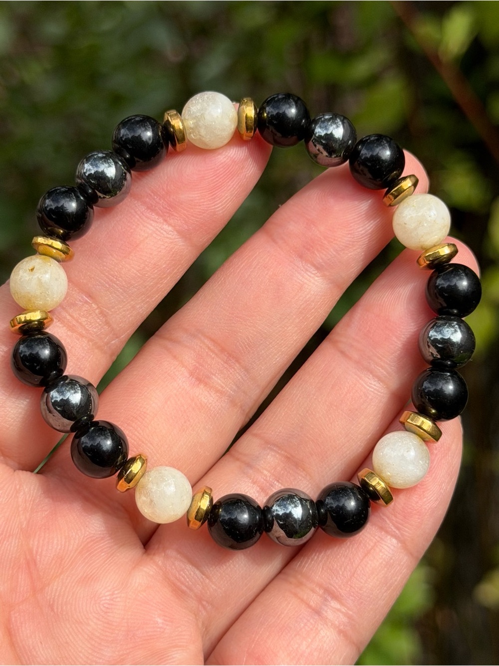 Elegant Black and Cream Beaded Stretch Bracelet with Gold Accents Palo
